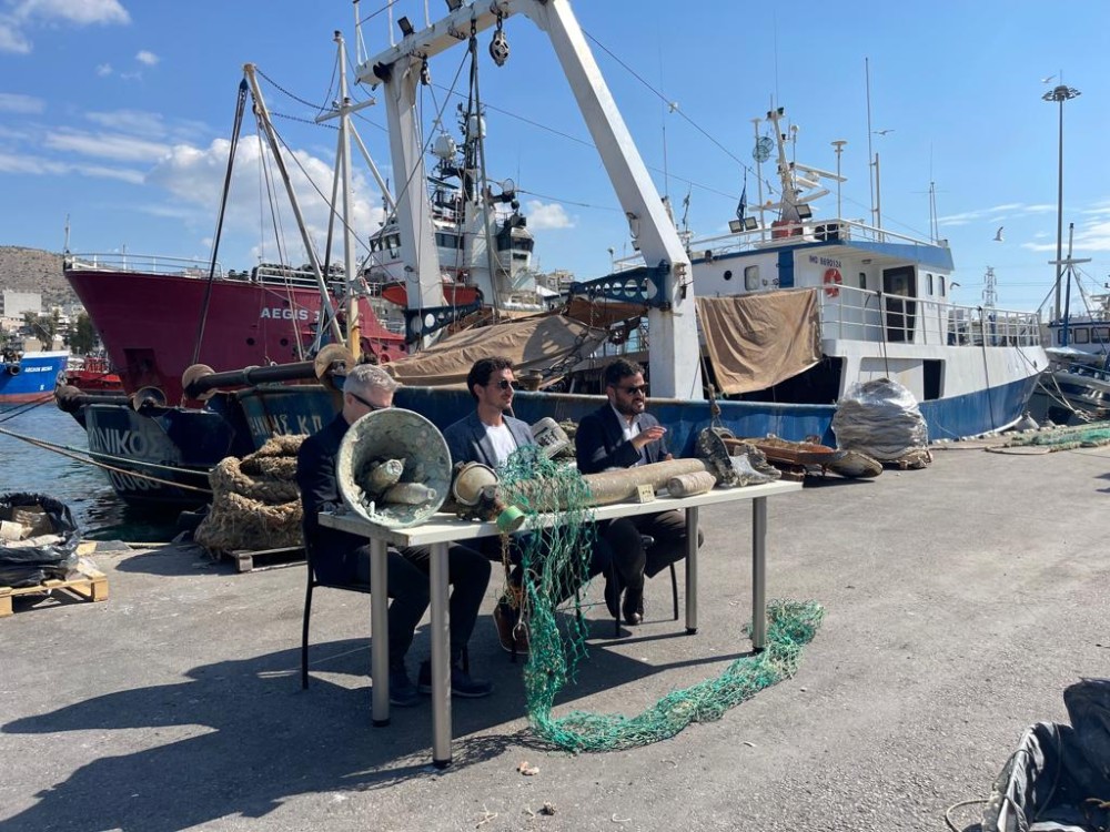 Η Εναλεία με την υποστήριξη του Οργανισμού Κεντρικών Αγορών και Αλιείας καθαρίζουν την θάλασσα και τις Ιχθυόσκαλες