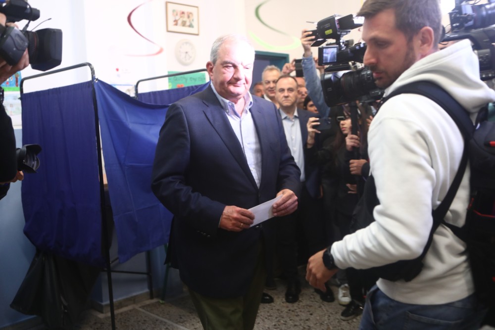 Εκλογές 2023: Ψήφισε ο πρώην πρωθυπουργός Κώστας Καραμανλής