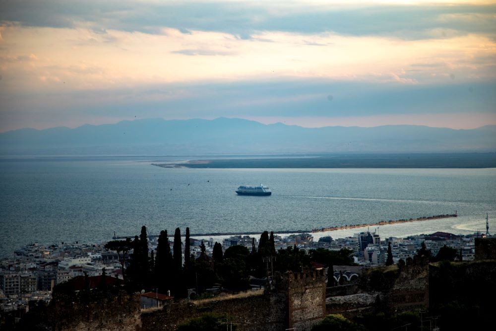 Θεσσαλονίκη: Δύο κρουαζιερόπλοια ταυτόχρονα στο λιμάνι της πόλης για πρώτη φορά - Το ζεστό καλωσόρισμα με κουλούρι και χορούς