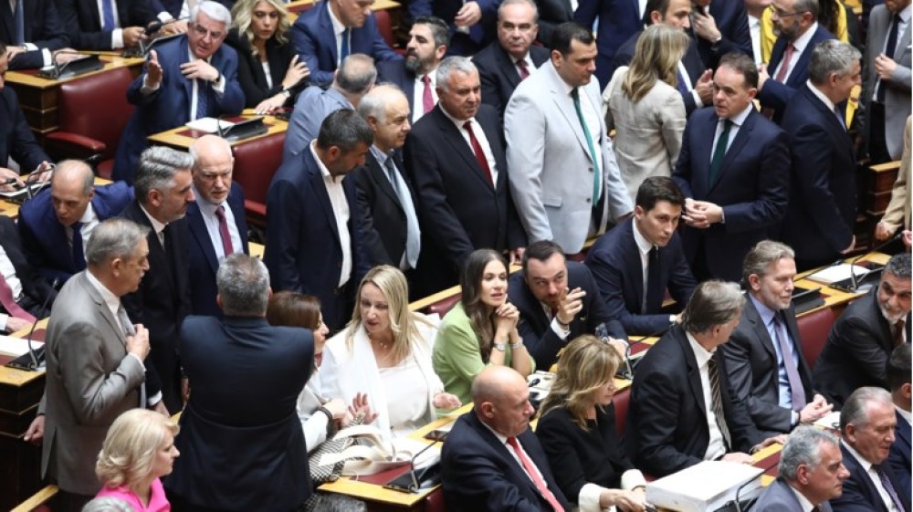 Βουλή: μπέρδεμα με τα έδρανα, δεν έβρισκαν θέση 19 βουλευτές του ΠΑΣΟΚ