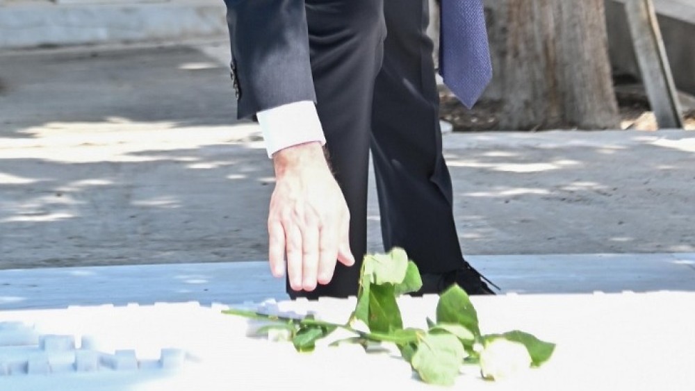 Ανδρουλάκης: άφησε λευκό τριαντάφυλλο στον τάφο της Φώφης Γεννηματά