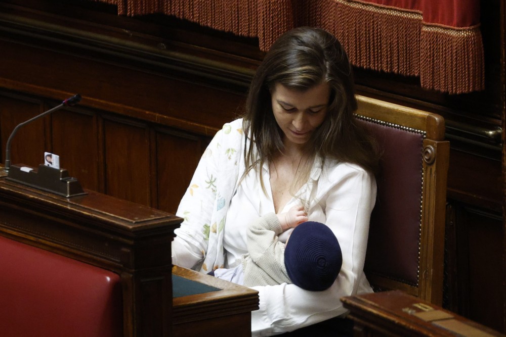 Ιταλία: Βουλευτής θήλασε το μωρό της στο κοινοβούλιο