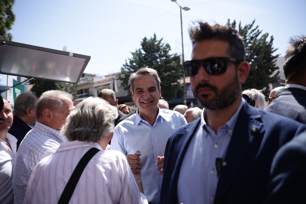 Εκλογές 2023-Μητσοτάκης: αρνήθηκαν να τον χαιρετήσουν στο περίπτερο του ΣΥΡΙΖΑ - «Είστε της σχολής Βαρουφάκη;»