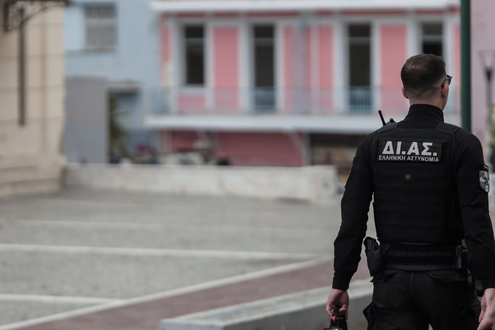 Επεισόδια στην Αθήνα: Επιθέσεις με μολότοφ σε αστυνομικούς σε Εξάρχεια και Ζωγράφου