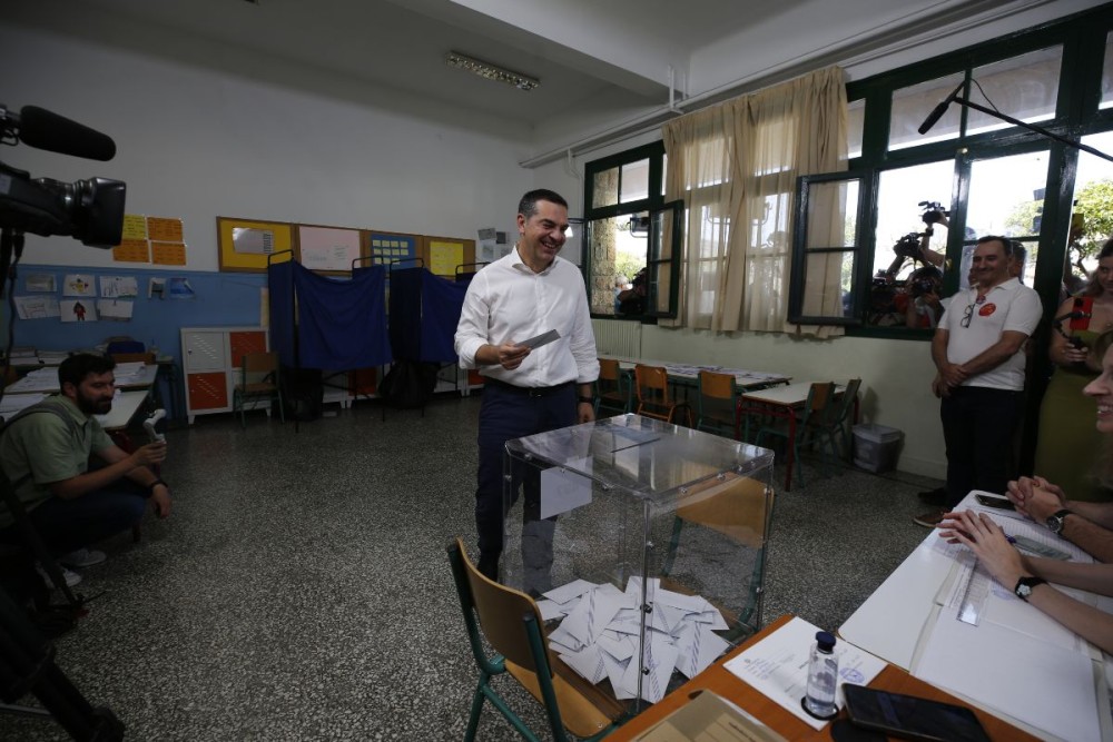 Εκλογές 2023: Ψήφισε στο Περιστέρι ο Αλέξης Τσίπρας