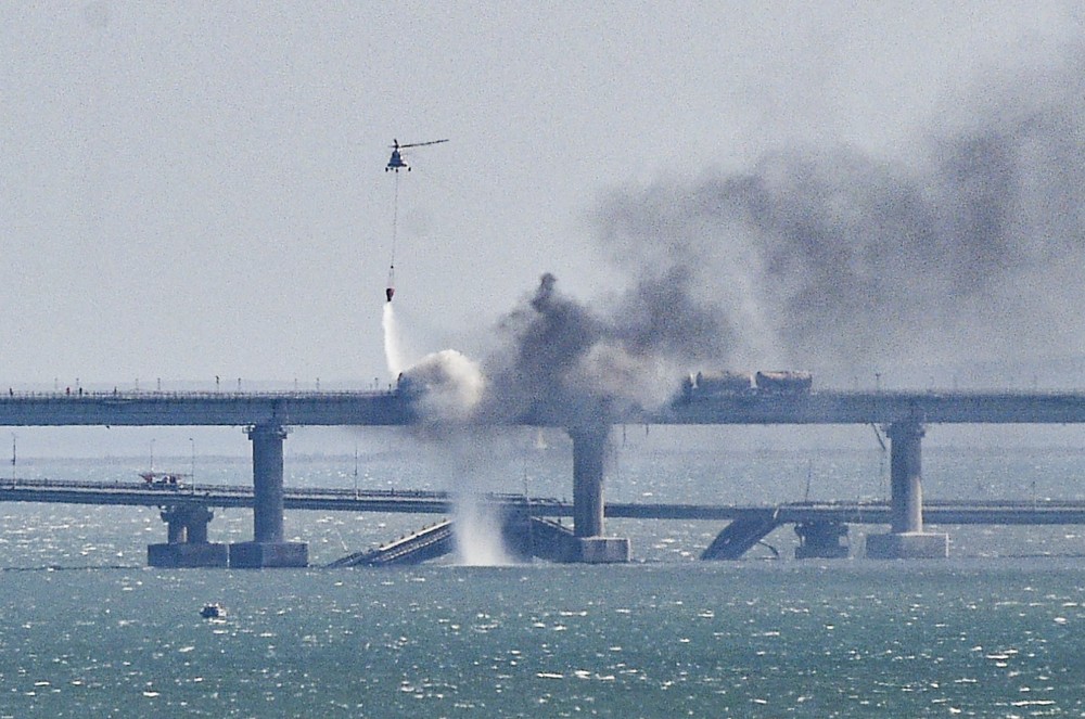 Εκρήξεις στη γέφυρα της Κριμαίας με δύο νεκρούς