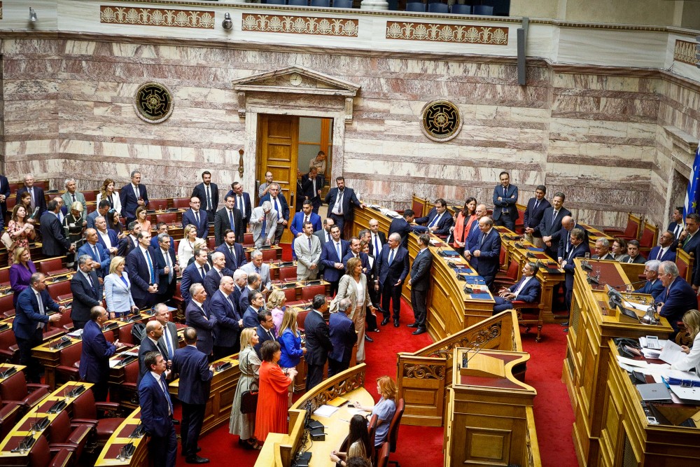 Βουλή: covid-free και ο κλητήρας του Κοινοβουλίου