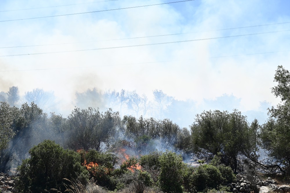 Μεγάλη φωτιά στον Κουβαρά - Μήνυμα του 112 για εκκένωση του οικισμού Πέτα