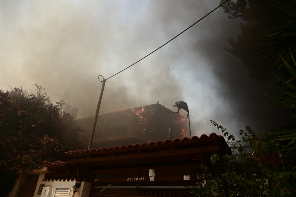 Μάχη της Πυροσβεστικής σε τρία μέτωπα - Μεγάλες φωτιές σε Κουβαρά, Λουτράκι, Καπαρέλλι Βοιωτίας