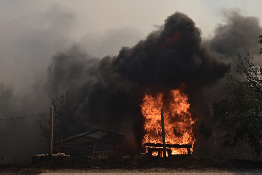 Αναζωπύρωση της φωτιάς στη Σαρωνίδα - Προσαγωγή υπόπτου για την πυρκαγιά στον Κουβαρά