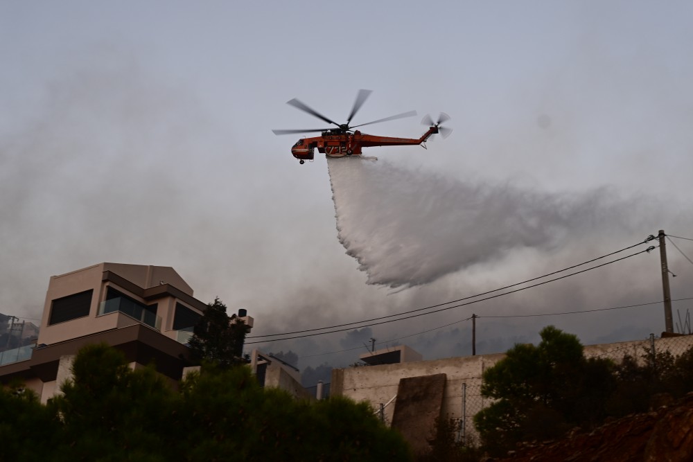 Αδιανόητο περιστατικό στην Κρήτη: πετούσαν πέτρες σε ελικόπτερο της πυροσβεστικής