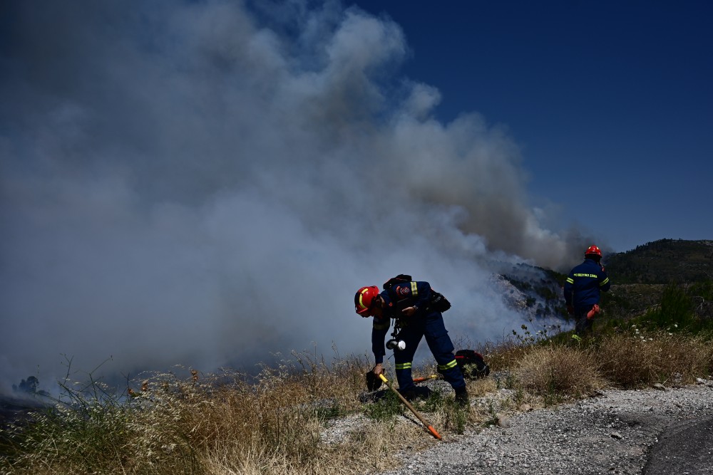 Δύσκολη η μάχη με τη φωτιά στα Δερβενοχώρια - Δεν υπάρχουν ενεργά μέτωπα σε Κουβαρά, Λουτράκι