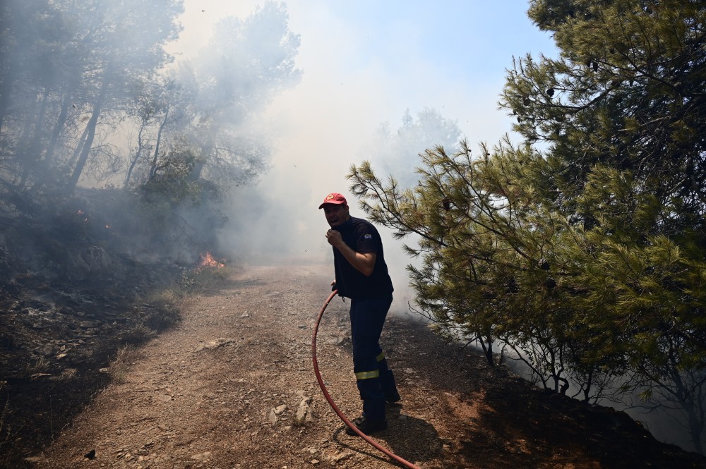 Αναζωπύρωση της φωτιάς στη Μάνδρα - Μήνυμα του 112 για εκκένωση τριών οικισμών