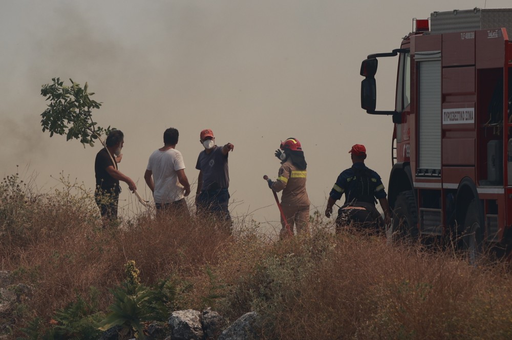 Φωτιές: εκκενώνεται χωριό στην Κέρκυρα - Νέες αναζωπυρώσεις στη Ρόδο