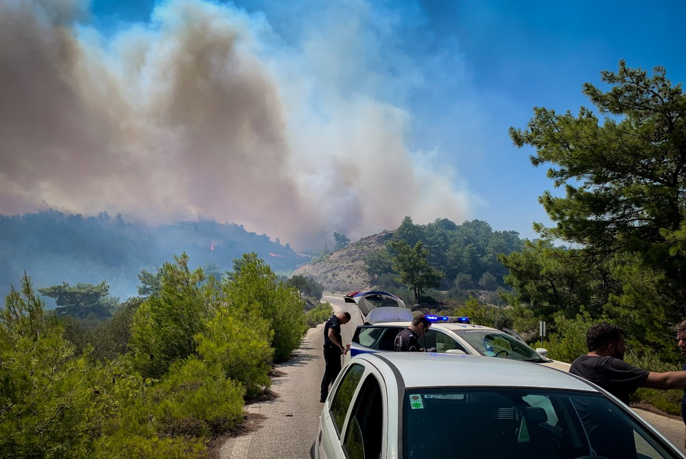 Φωτιές: αναζωπύρωση στο Βάτι στη Ρόδο - Μάχη με τις φλόγες στην Κάρυστο