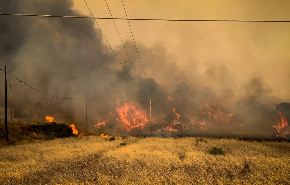 Φωτιές: ανθρωποκυνηγητό της ΕΥΠ με φόντο την πύρινη κόλαση που καίει τη χώρα