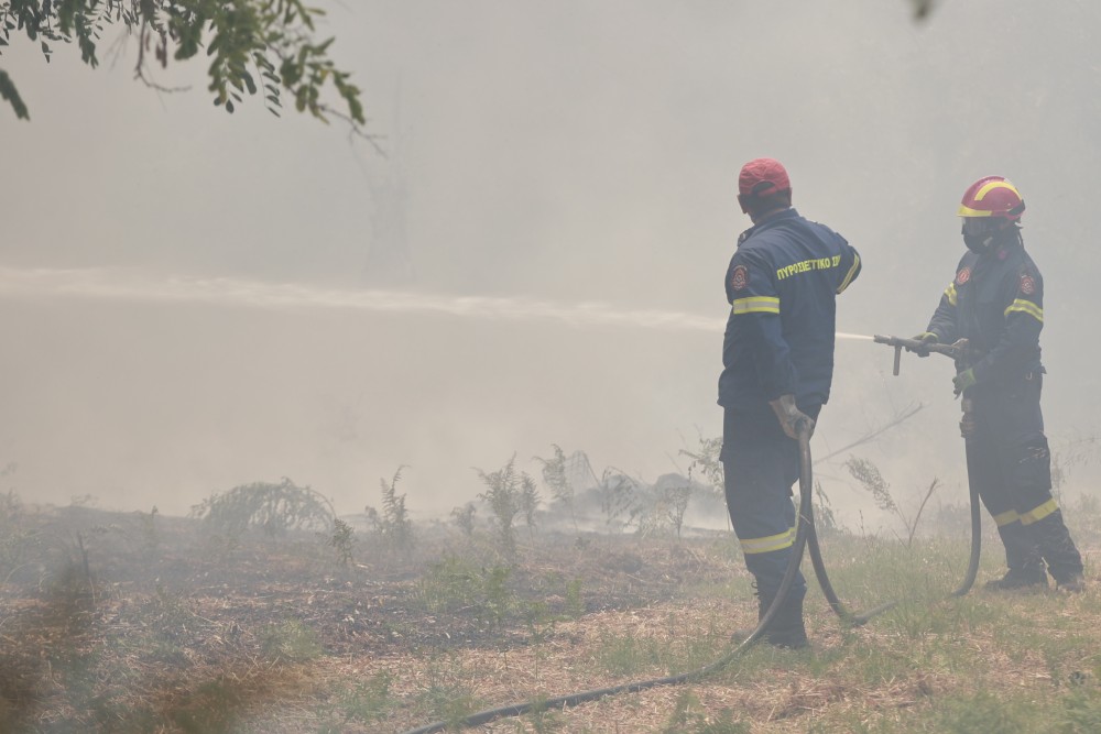 Φωτιές: σκληρή μάχη σε Ρόδο και Κέρκυρα - Εκκενώνονται χωριά