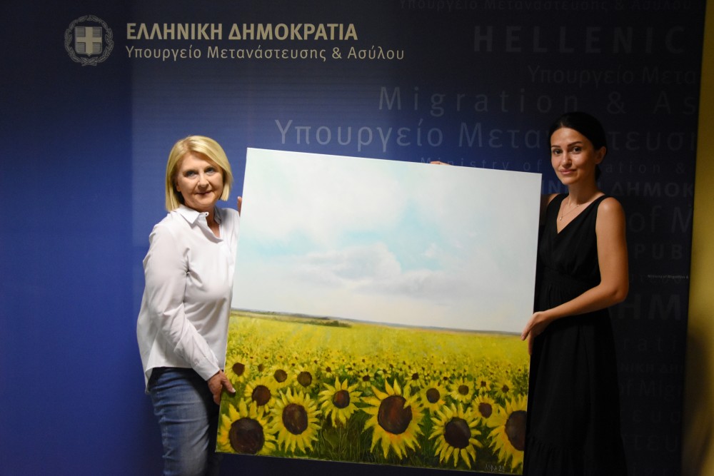 Σοφία Βούλτεψη: Ουκρανή πρόσφυγας της δώρισε πίνακα με τα ηλιοτρόπια της χώρας της