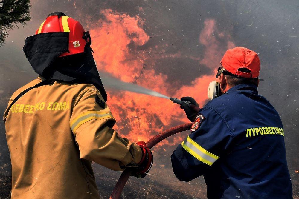 Φωτιές - Λουτράκι: μάχη να μην περάσει η πυρκαγιά πάνω από τη νέα Αθηνών-Κορίνθου