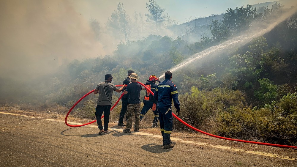 Φωτιές: μήνυμα 112 για εκκένωση στο βόρειο κομμάτι της Λαμίας