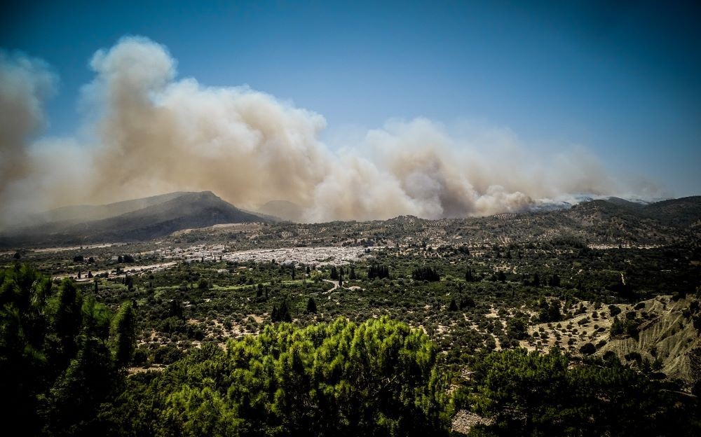 Φωτιές: συνεχίζεται η μάχη σε Ρόδο, Κέρκυρα και Κάρυστο
