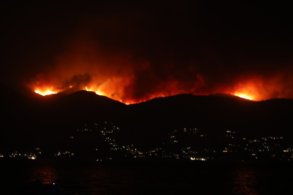 Βελτιωμένη η εικόνα της φωτιάς στο Λασίθι- Ισχυρές πυροσβεστικές δυνάμεις θα παραμείνουν όλο το βράδυ στο πεδίο