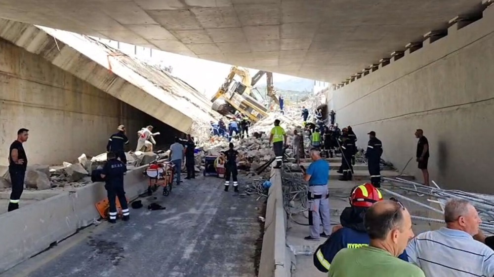 Έπεσε τμήμα γέφυρας στην Πάτρα - Ένας νεκρός, 12 τραυματίες κι εγκλωβισμένοι