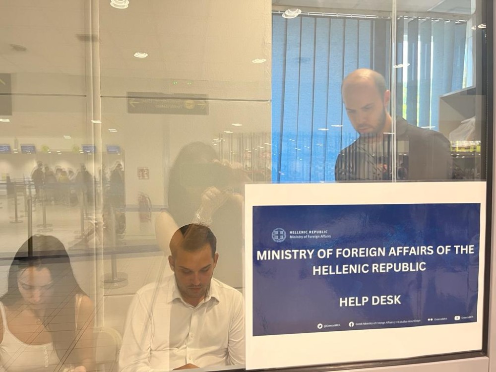 Φωτιά στη Ρόδο: Ξεκίνησε η λειτουργία του Help Desk στο αεροδρόμιο για τους τουρίστες