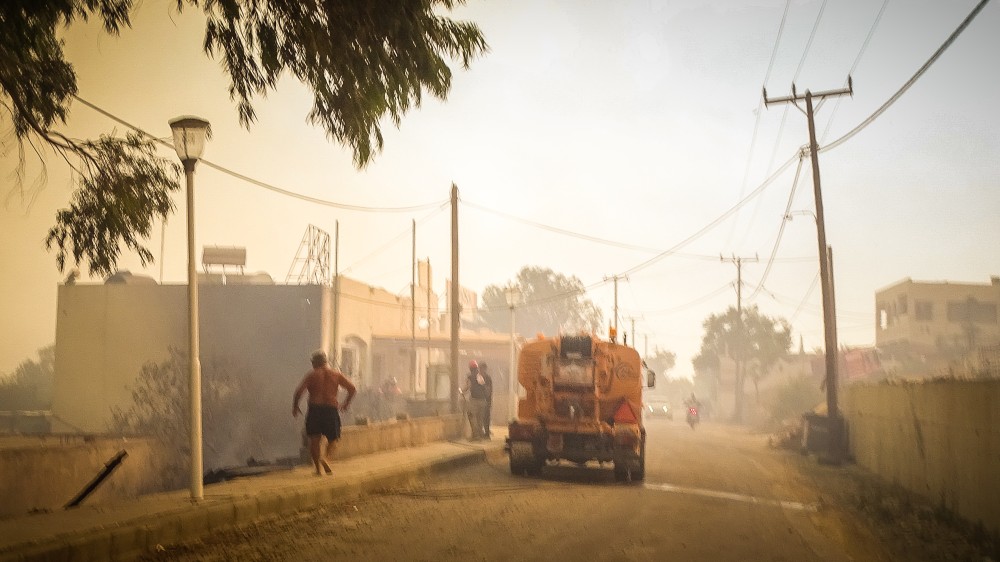 Φωτιά στη Ρόδο: εικόνες «Αποκάλυψης» στο νησί