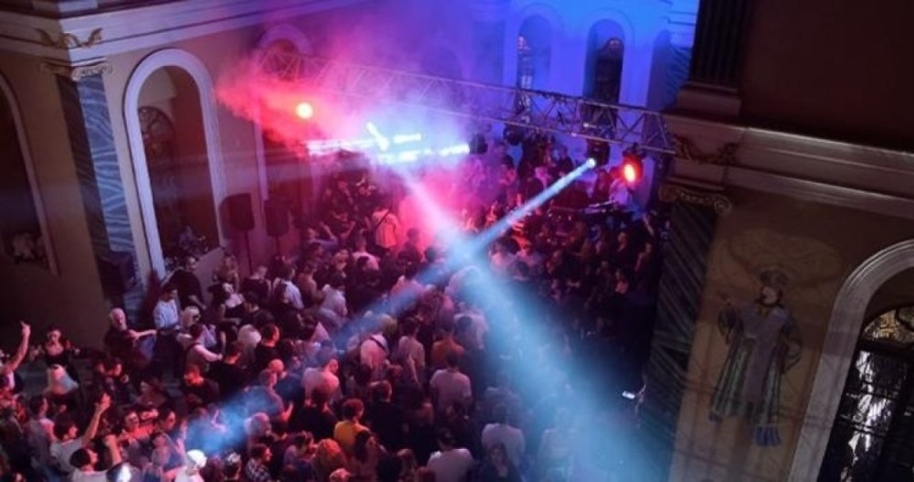 Απίστευτη πρόκληση στη Σμύρνη: Πάρτι ηλεκτρονικής μουσικής μέσα σε Ορθόδοξη Εκκλησία (Βίντεο)