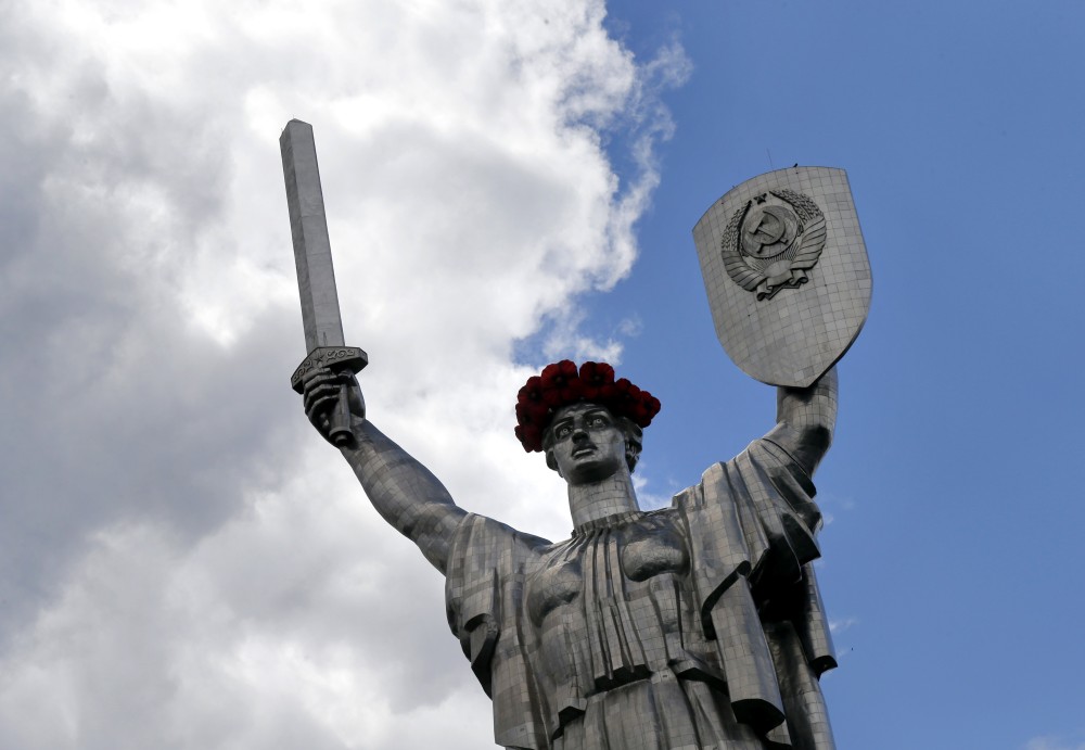 Κίεβο: ξηλώθηκε το σφυροδρέπανο από το μνημείο της Μητέρας Πατρίδας