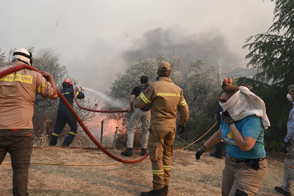 Φωτιά στη Μαγνησία: εκκενώνονται εννέα οικισμοί - Εκρήξεις σε αποθήκη πυρομαχικών της Πολεμικής Αεροπορίας