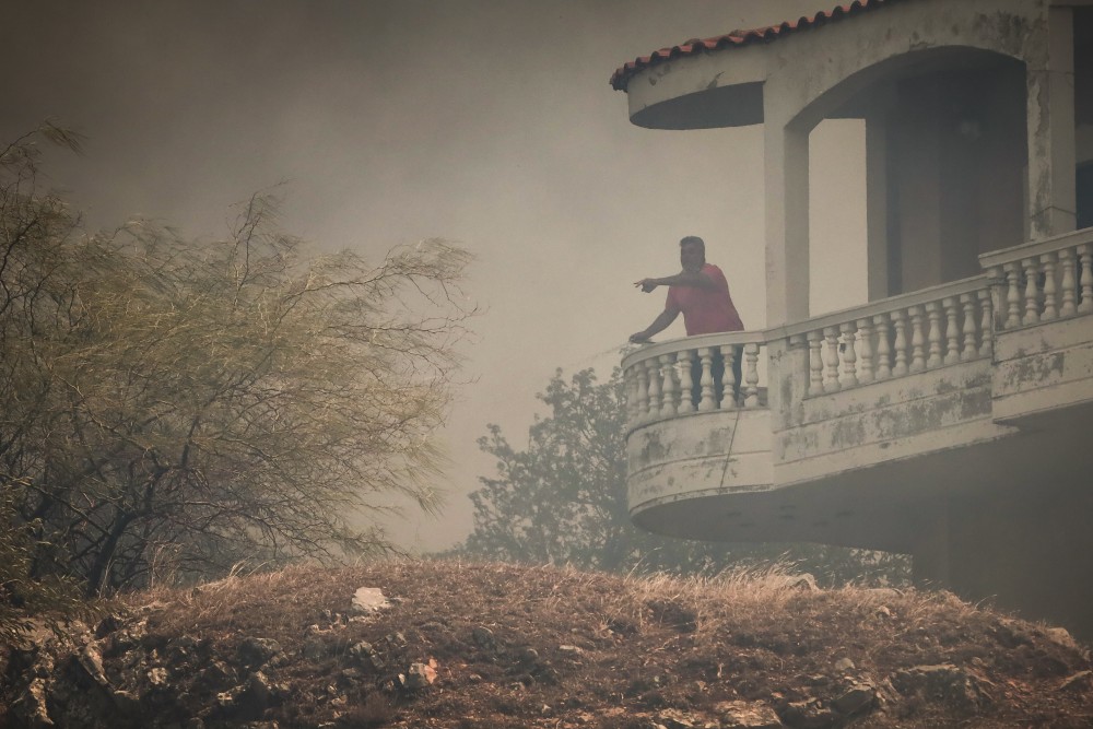 Φωτιά στη Φυλή: καίγονται σπίτια - Μάχη για να μην περάσουν οι φλόγες στην Πάρνηθα