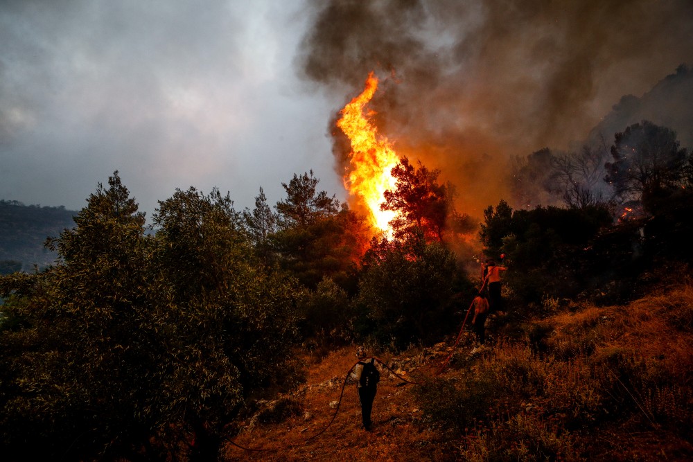 Φωτιές: μάχη να μην περάσουν οι φλόγες στον δρυμό της Πάρνηθας