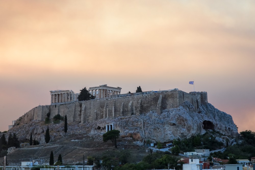 Φωτιές: ο καπνός σκέπασε τον ουρανό της Αθήνας (φωτό και βίντεο)