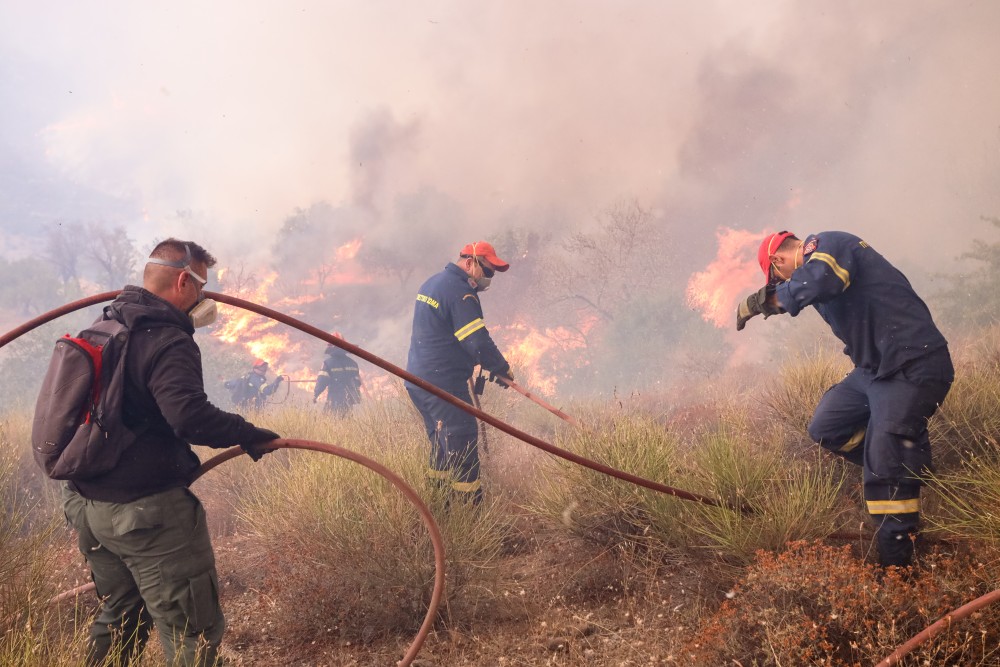 Φωτιές: 60 πυροσβέστες με τραύματα και αναπνευστικά προβλήματα - αναζωπυρώσεις σε όλη τη χώρα