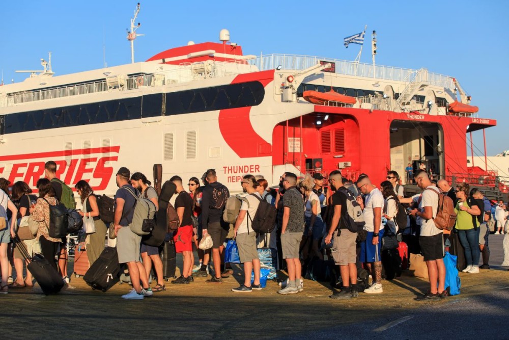Σε εξέλιξη η έξοδος των αδειούχων του Αυγούστου - 32.580 επιβάτες αναχώρησαν χθες από τον Πειραιά