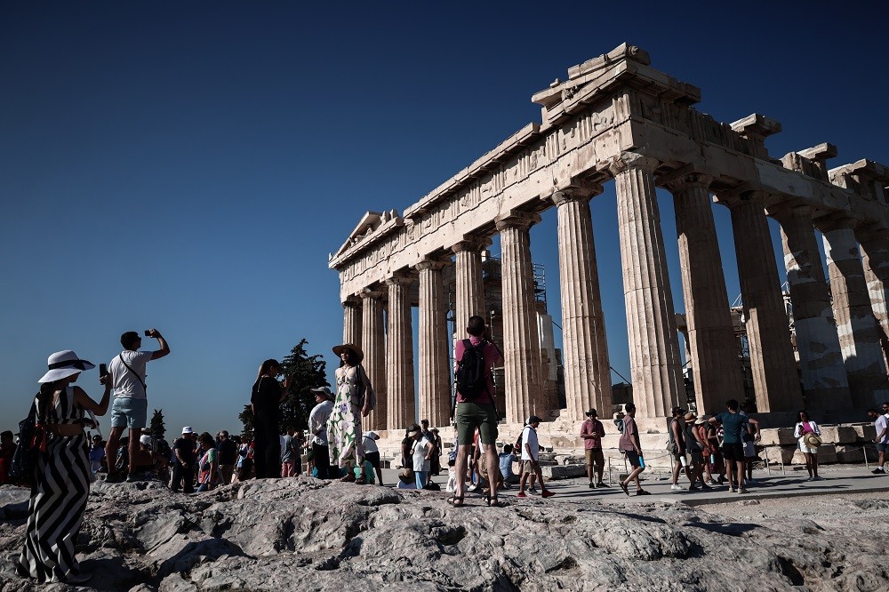 ΕΔΕ για τους τουρίστες με τις αρχαιοελληνικές στολές στην Ακρόπολη
