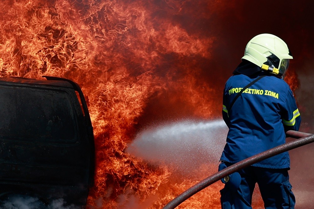 Φωτιά στον Ασπρόπυργο σε μάντρα αυτοκινήτων - Τέθηκε υπό έλεγχο από την Πυροσβεστική