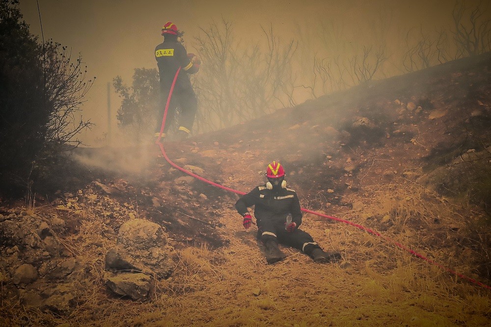 Υπό έλεγχο η φωτιά στο Μαύρο Λιθάρι Σαρωνίδας- 45 πυρκαγιές τις τελευταίες ώρες