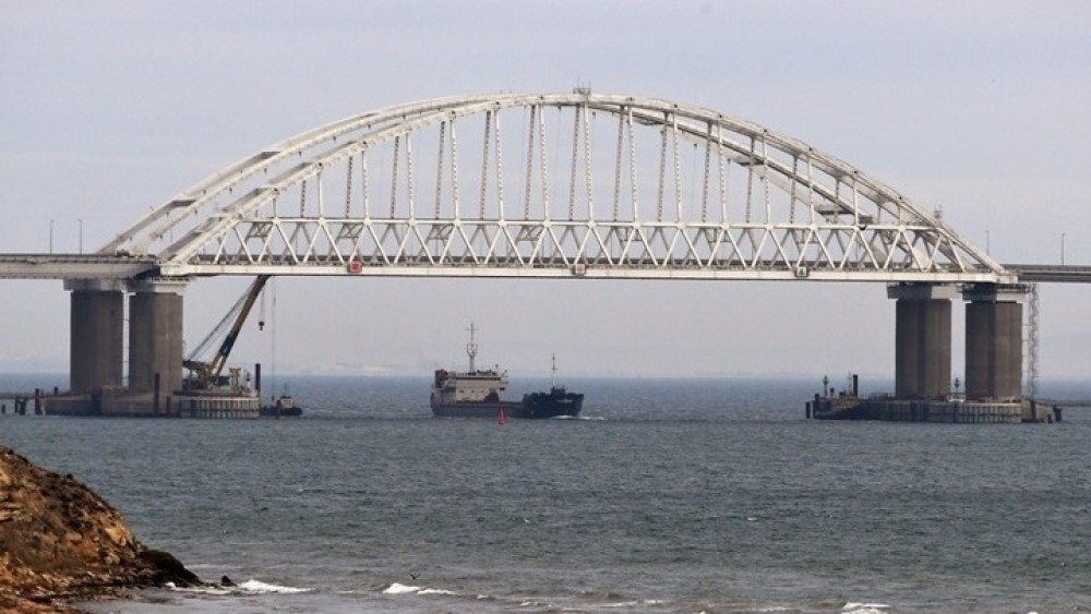 Ουκρανική επίθεση με θαλάσσιο drone σε ρωσικό δεξαμενόπλοιο στη γέφυρα Ρωσίας-Κριμαίας