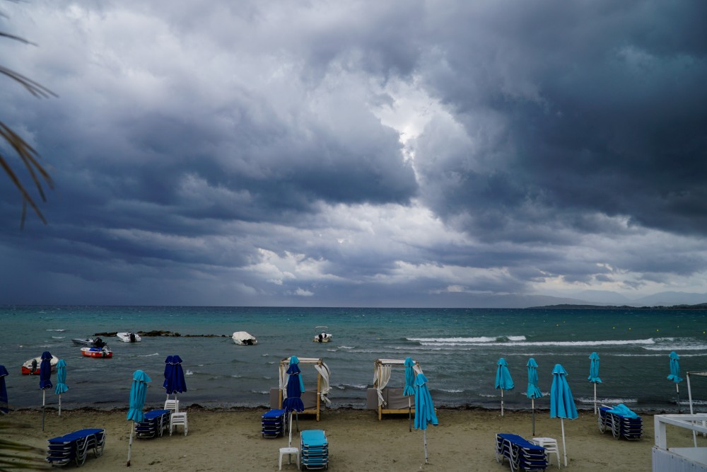 Έντονα καιρικά φαινόμενα στην Κέρκυρα - Απεγκλωβίστηκαν 10 τουρίστες από παραλία του νησιού