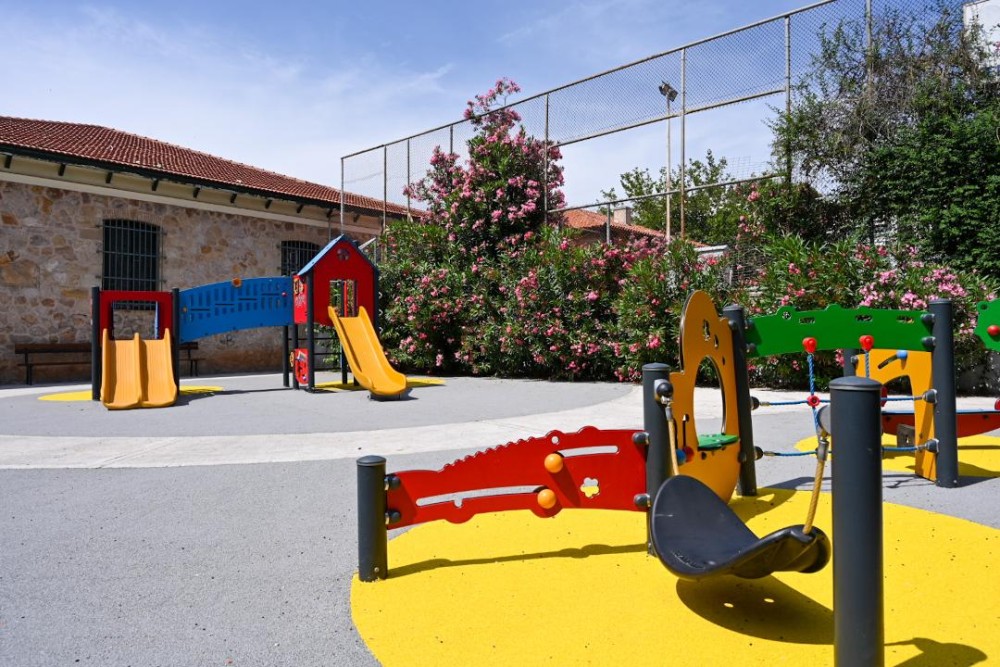 Μια πολύχρωμη «κυψέλη» παιχνιδιού και ψυχαγωγίας στα Ιλίσια διαμόρφωσε από την αρχή ο Δήμος Αθηναίων