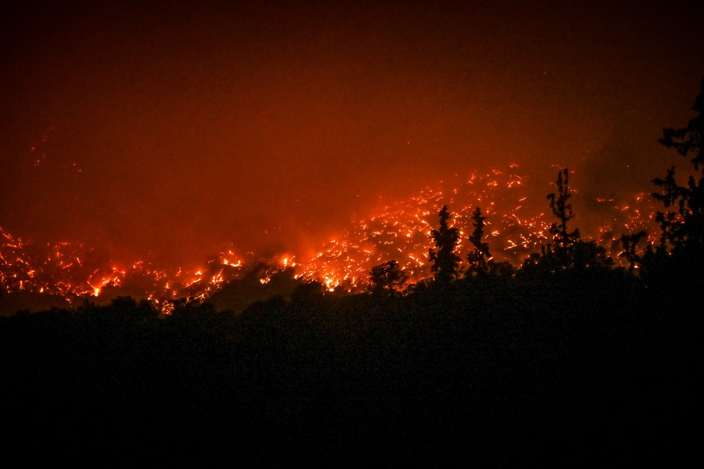 Χανιά: «μάχη» με τις φλόγες δίνουν οι πυροσβέστες στο Σέλινο