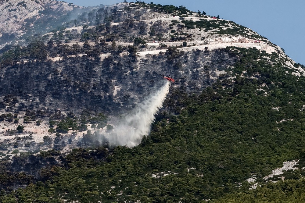 Φωτιές - Πάρνηθα: Εντυπωσιακά πλάνα από τον επικίνδυνο αγώνα με τις φλόγες από το συντονιστικό ελικόπτερο του ΠΣ