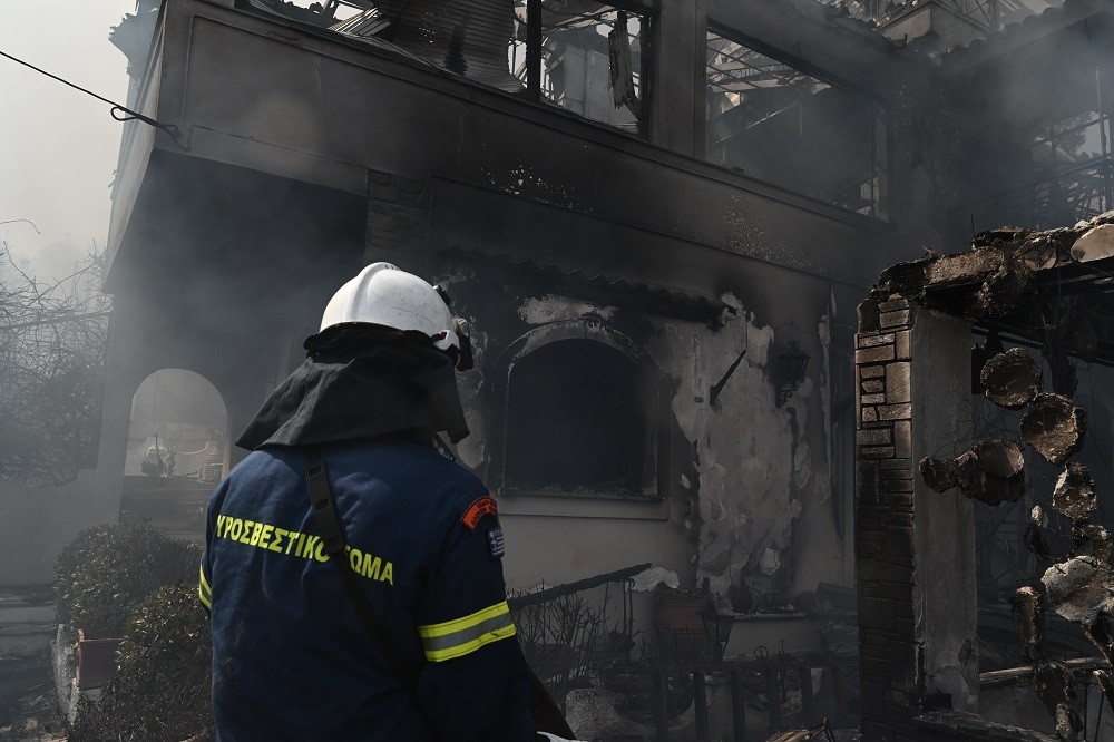 Φωτιές: συνεχής μάχη της Πυροσβεστικής με τα πύρινα μέτωπα