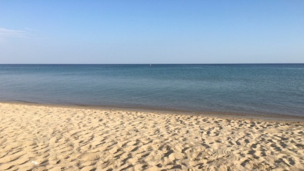 «Έφοδος» στις παραλίες της Τήνου - «Απελευθερώνονται» 3.000 τ.μ. από τις παράνομες ξαπλώστρες