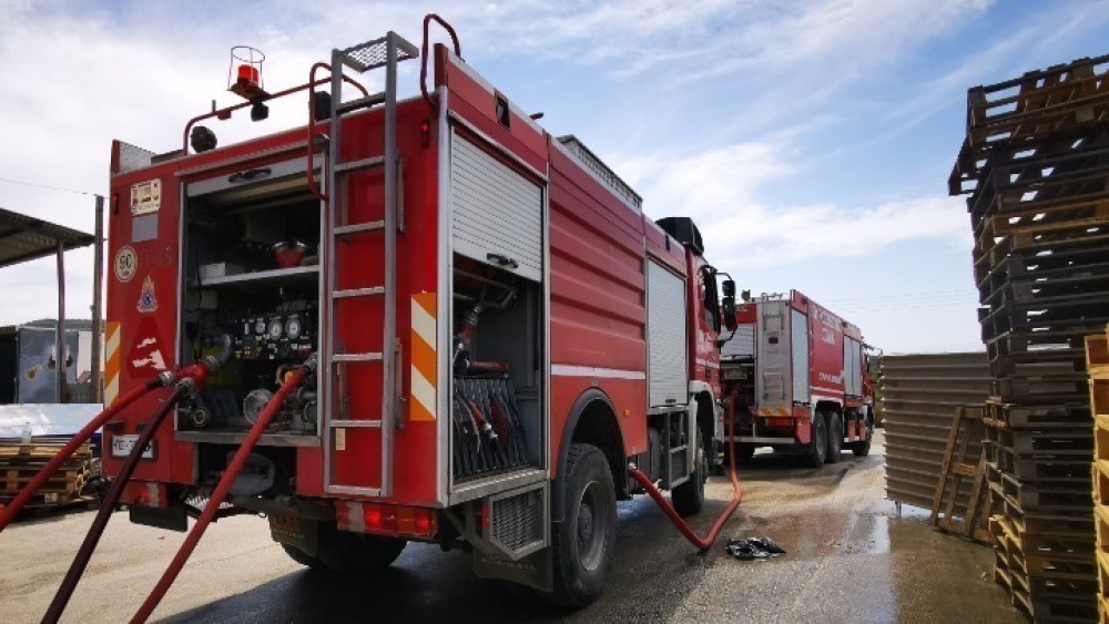 Ιτέα: Ανατράπηκε πυροσβεστικό όχημα που επέστρεφε από τις φωτιές, δύο τραυματίες