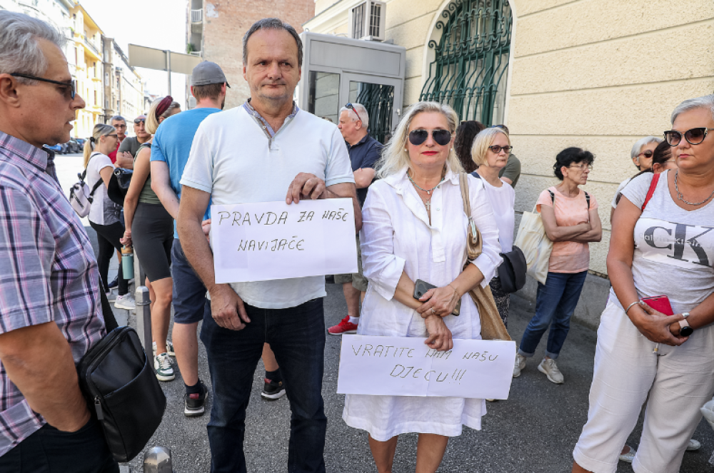 Συγκέντρωση συγγενών των προφυλακισμένων χούλιγκανς έξω από το ΥΠΕΞ της Κροατίας
