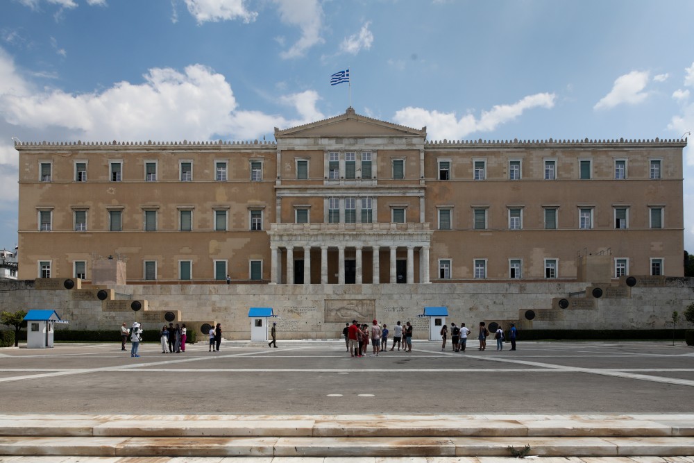 Επί ΣΥΡΙΖΑ προσελήφθη στη Βουλή ο απατεώνας της Αγίας Παρασκευής